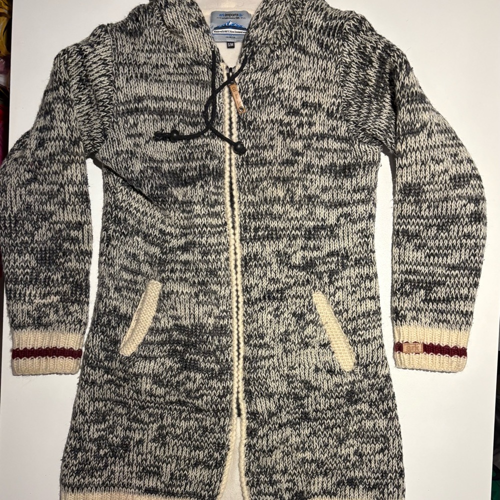 100% NewZealand Wool. Cozy Black and Cream Women's Sweater. Size S/M